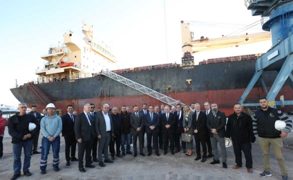 Ιστορική στιγμή για τα Ναυπηγεία Ελευσίνας: Κατέπλευσε για επισκευή το πρώτο Εμπορικό πλοίο